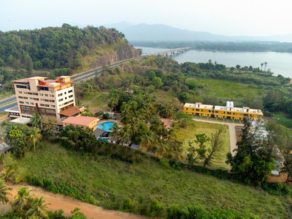 Sterling Karwar Hotel Exterior photo